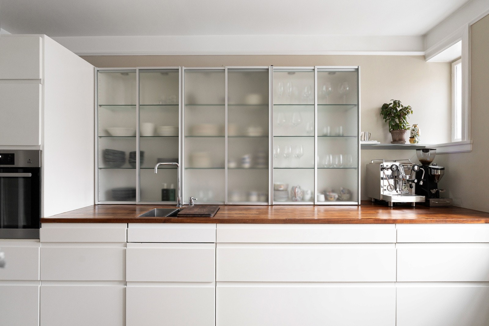 Her bys det på glatte, folierte fronter og slitesterk benkeplate i heltre med underlimt kum i rustfritt stål. Galleribilde