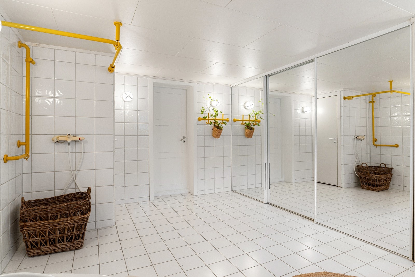 Her bys det på badekar, servant, toalett og gode oppbevaringsmuligheter for vaskeartikler m.m. Galleribilde