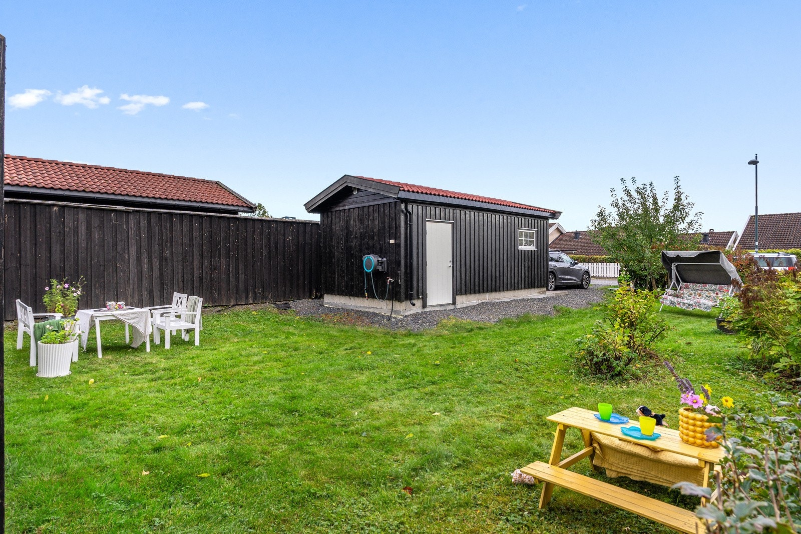 Utearealet har god plass til flere soner, frodig beplantning og lek for de aller minste. Galleribilde