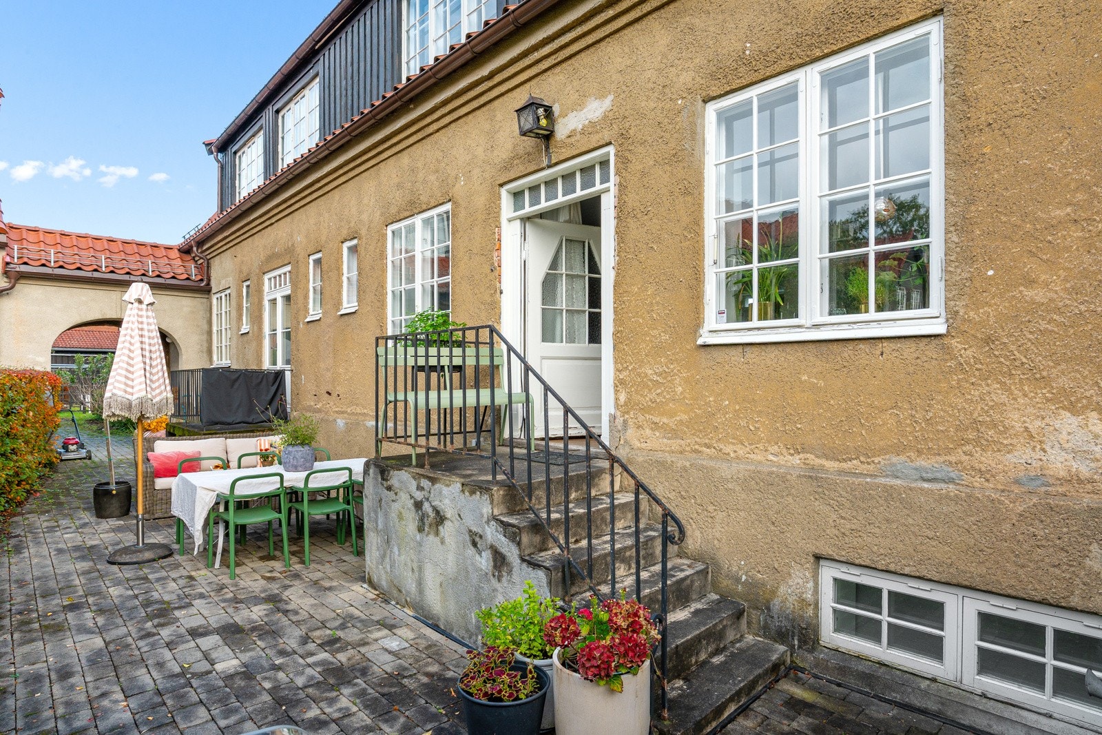 Fra stuen er det direkte utgang til en nydelig og solrik hage. Galleribilde