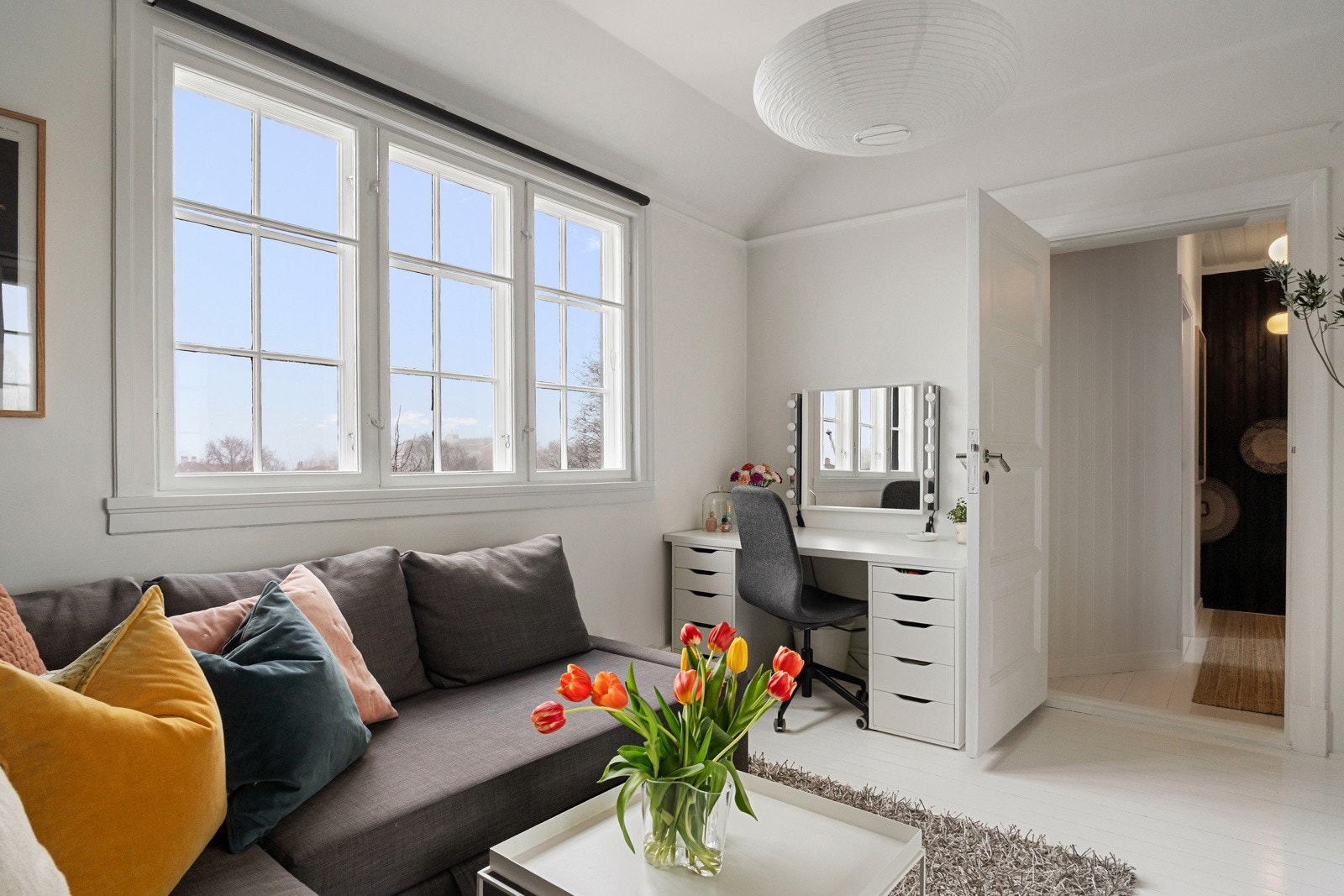 Stor vindusflate med utsikt over det kjente nabolaget. Galleribilde