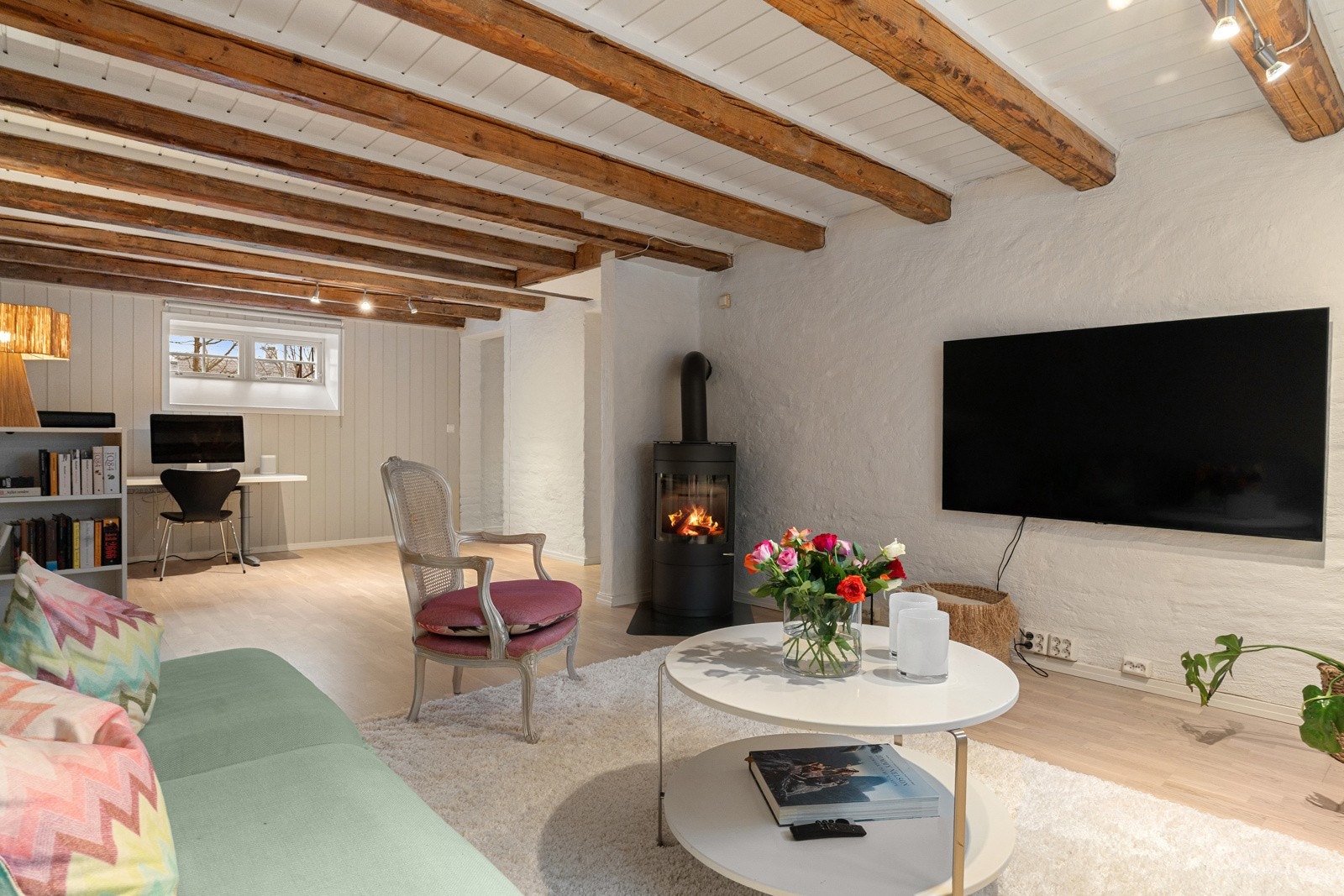 Peisen tilfører rommet varme og koselig stemning. Galleribilde