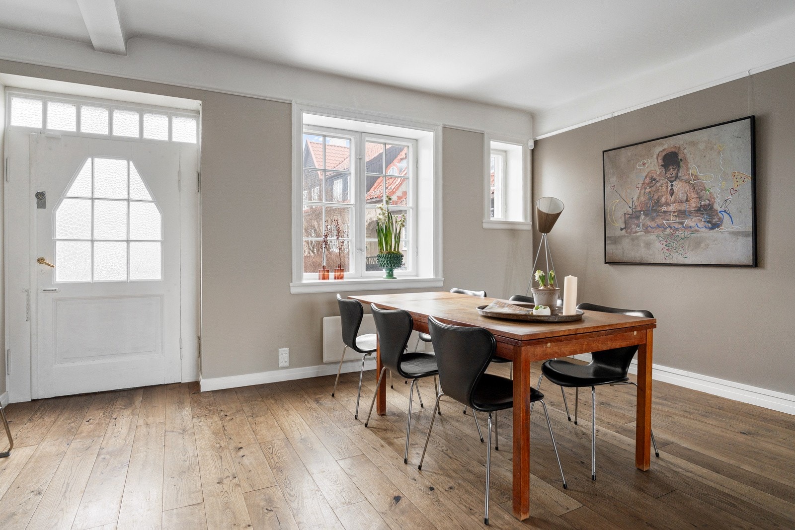 Det er god plass til det store langbordet som rommer hele familien. Galleribilde