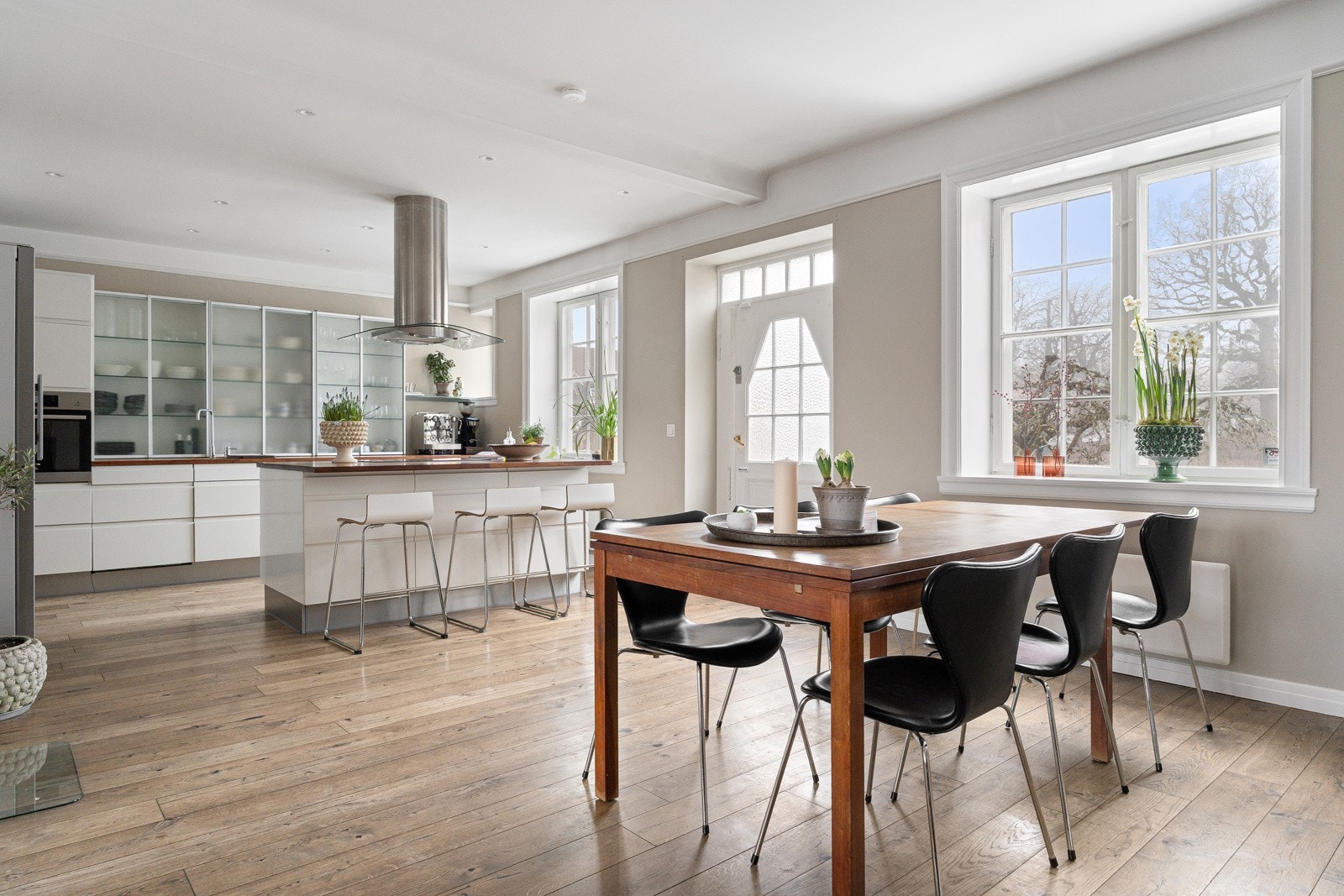 Boligen byr på både sjel og sjarm, og har en godt utnyttet planløsning. Stuen og oppholdsrommet er svært lys og luftig med gode møbleringsmuligheter til både sofagruppe og spisebord. Galleribilde