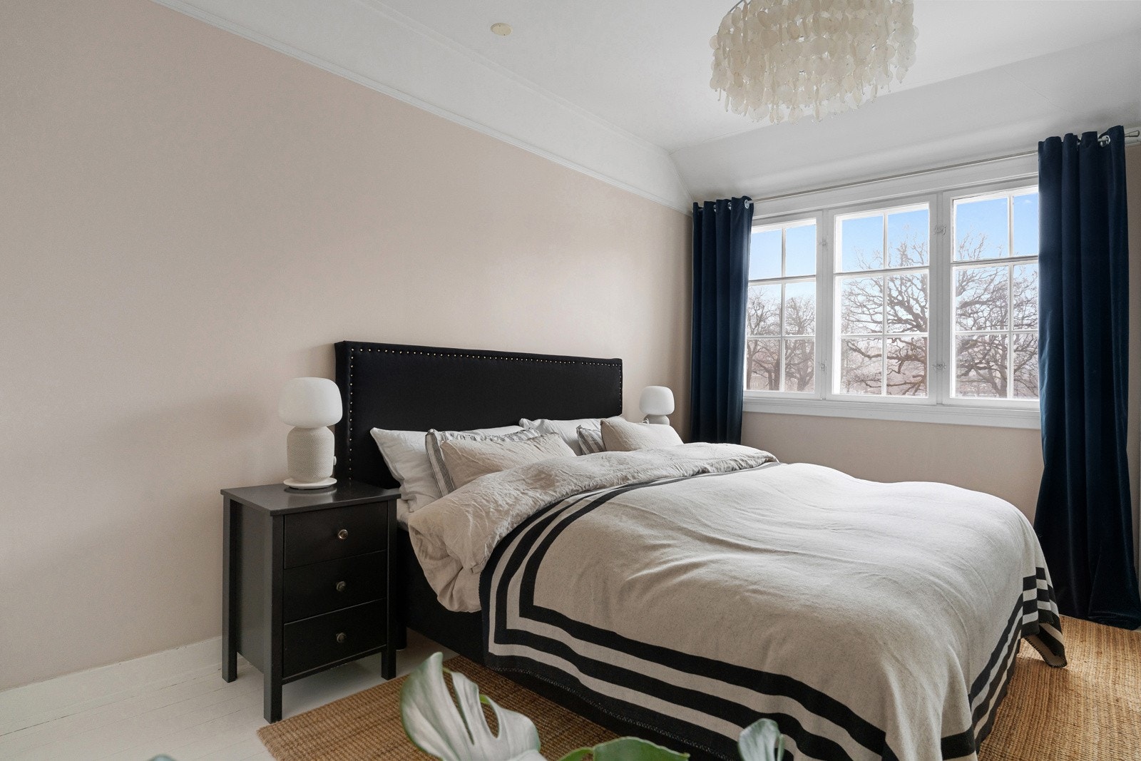 I husets annen etasje bys det på tre romslige soverom, hvor alle rommene vender mot rolige hageby-omgivelser! Galleribilde