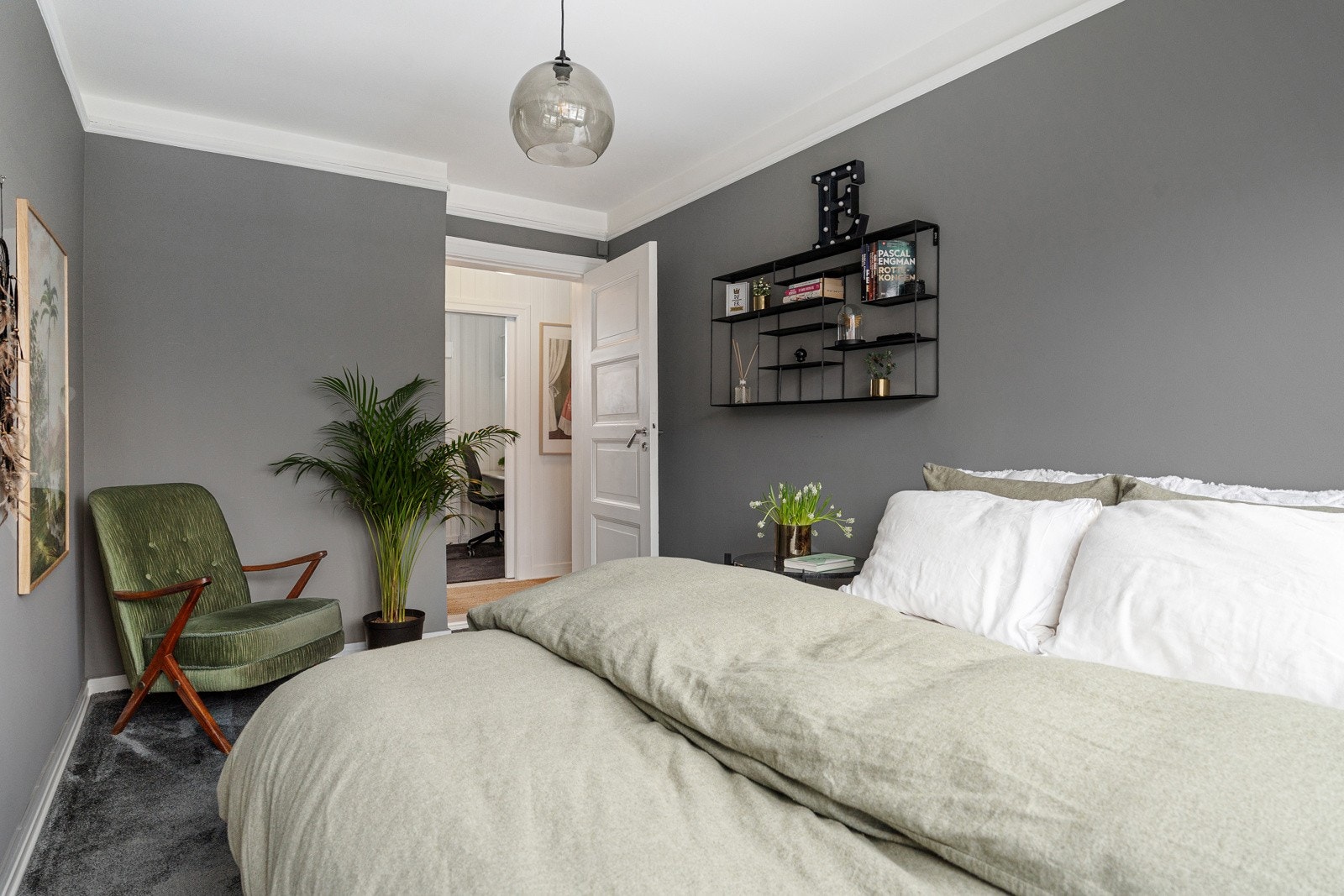 God plass til dobbeltseng med tilørende nattbord, samt garderobeskap. Galleribilde