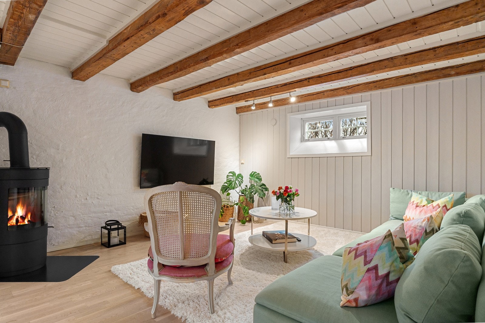 Klassiske trebjelker i tak gir et unikt preg. Galleribilde