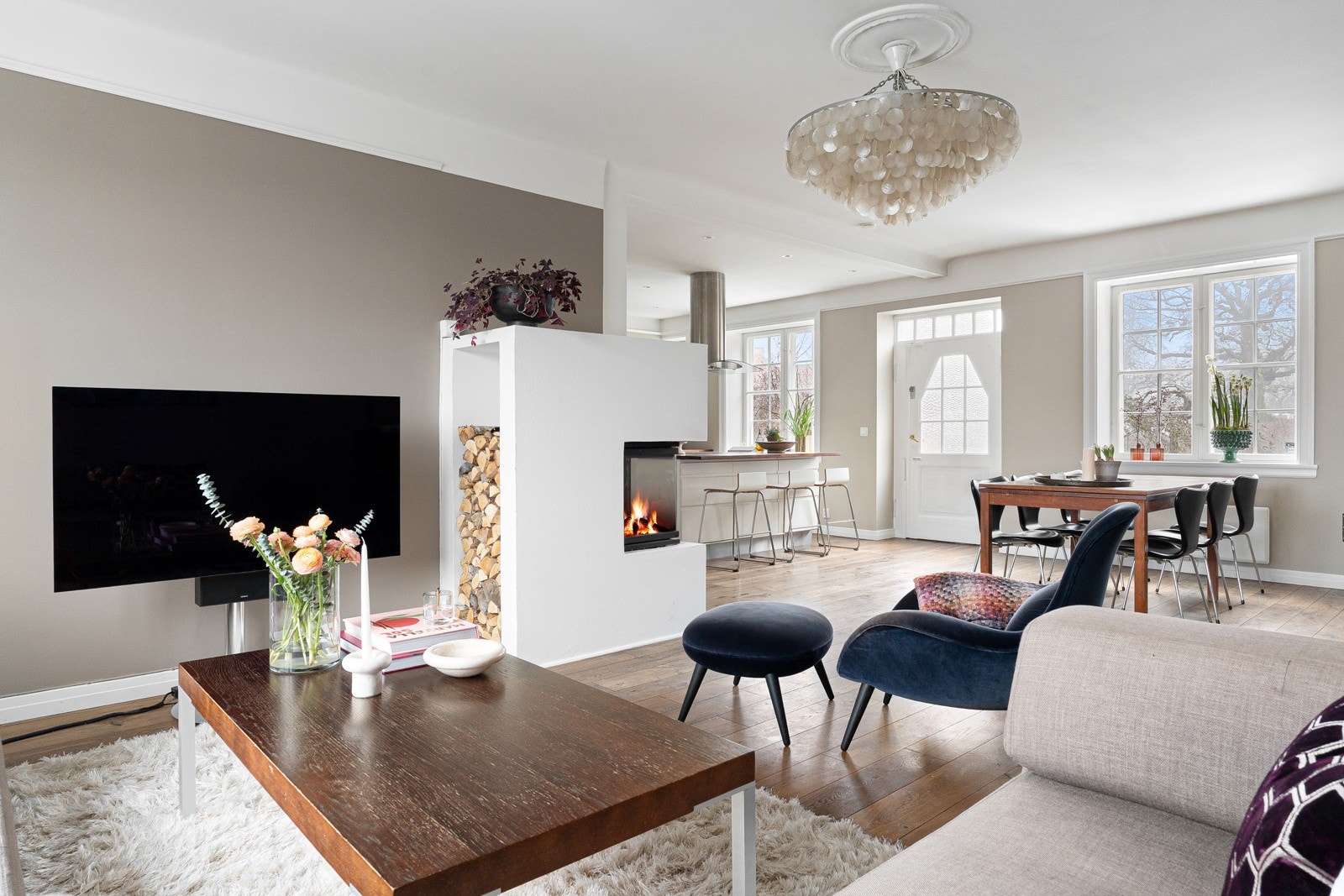 Pastor Fangens vei 12 er en sjelden og unik bolig over tre plan i vakre Ullevål Hageby, kjent for sine grønne omgivelser og et sjeldent trygt, sjarmerende og levende nabolag. Galleribilde