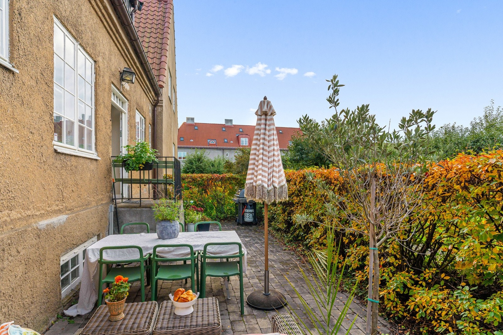 Et privat lite fristed med plass til flere hyggelige soner for både avslapning, lek og sosiale sammenkomster. Galleribilde