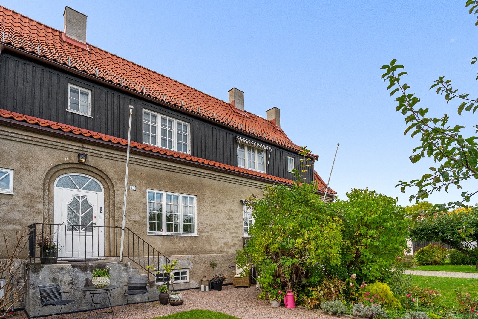 Huset er omkranset av idylliske forhager og frodige bakhager. Galleribilde