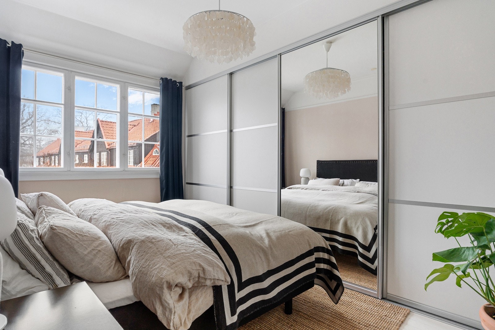 Soverom I er svært innbydende med god plass til dobbeltseng med tilhørende møblement, stor vindusflate og stor garderobe. Galleribilde