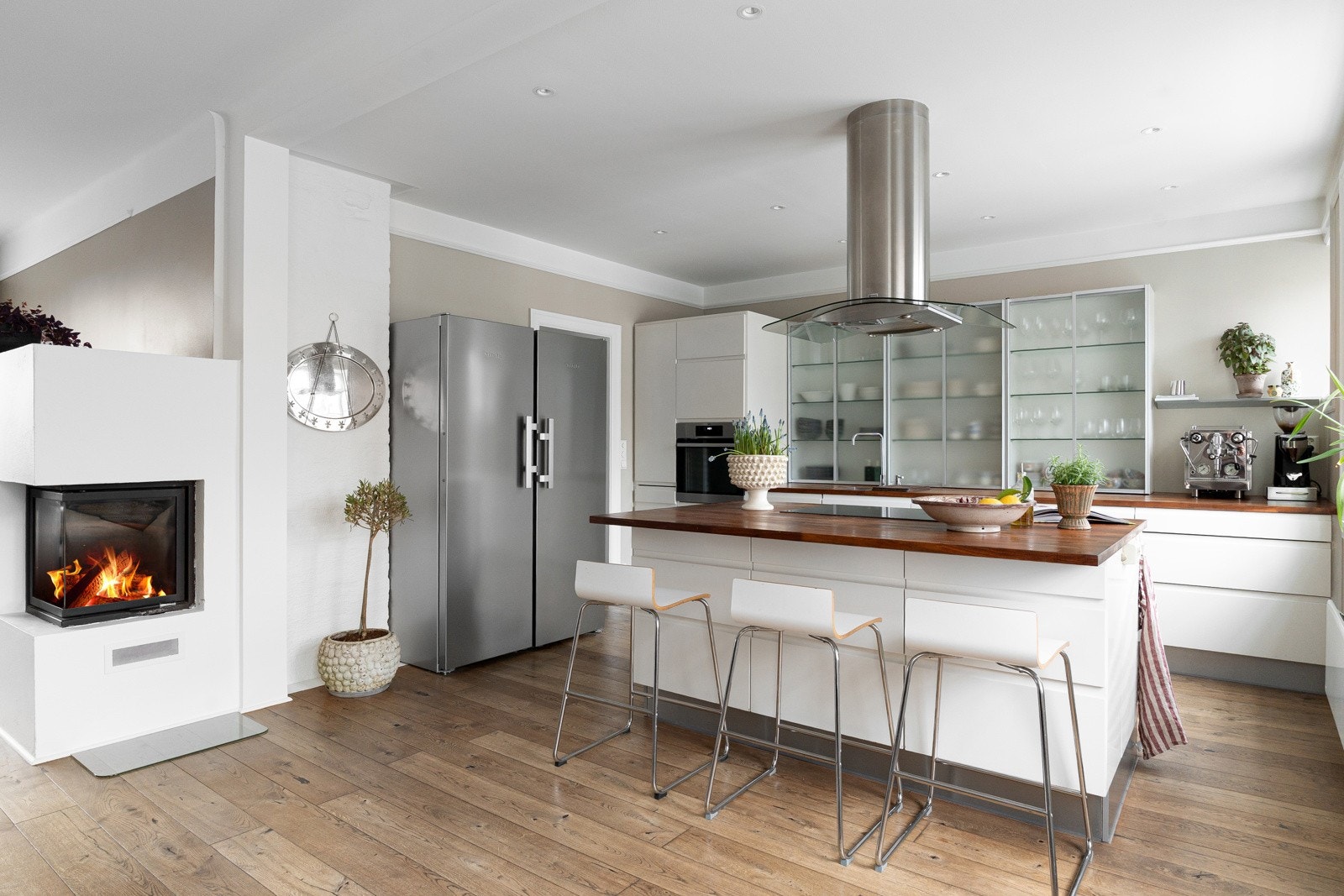 Kjøkkenet er lyst, praktisk og funksjonell HTH innredning fra 2006. Galleribilde