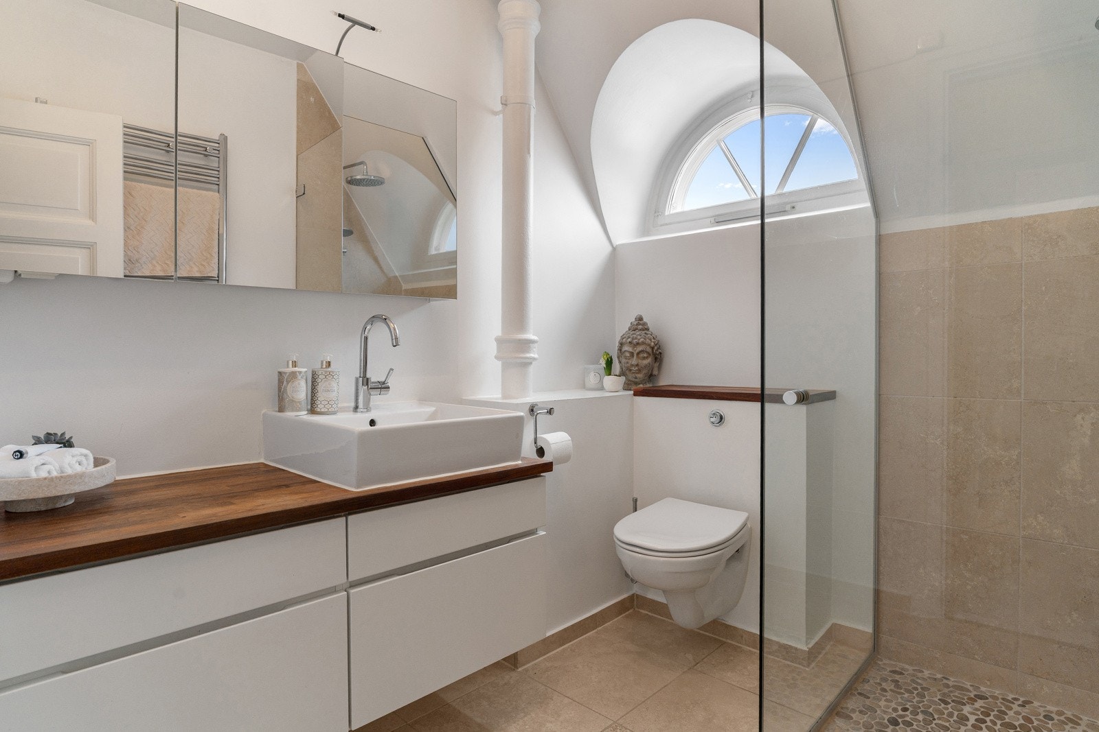 Moderne baderom i tidløs utførelse med behagelig gulvvarme, pusset opp i 2006. Galleribilde