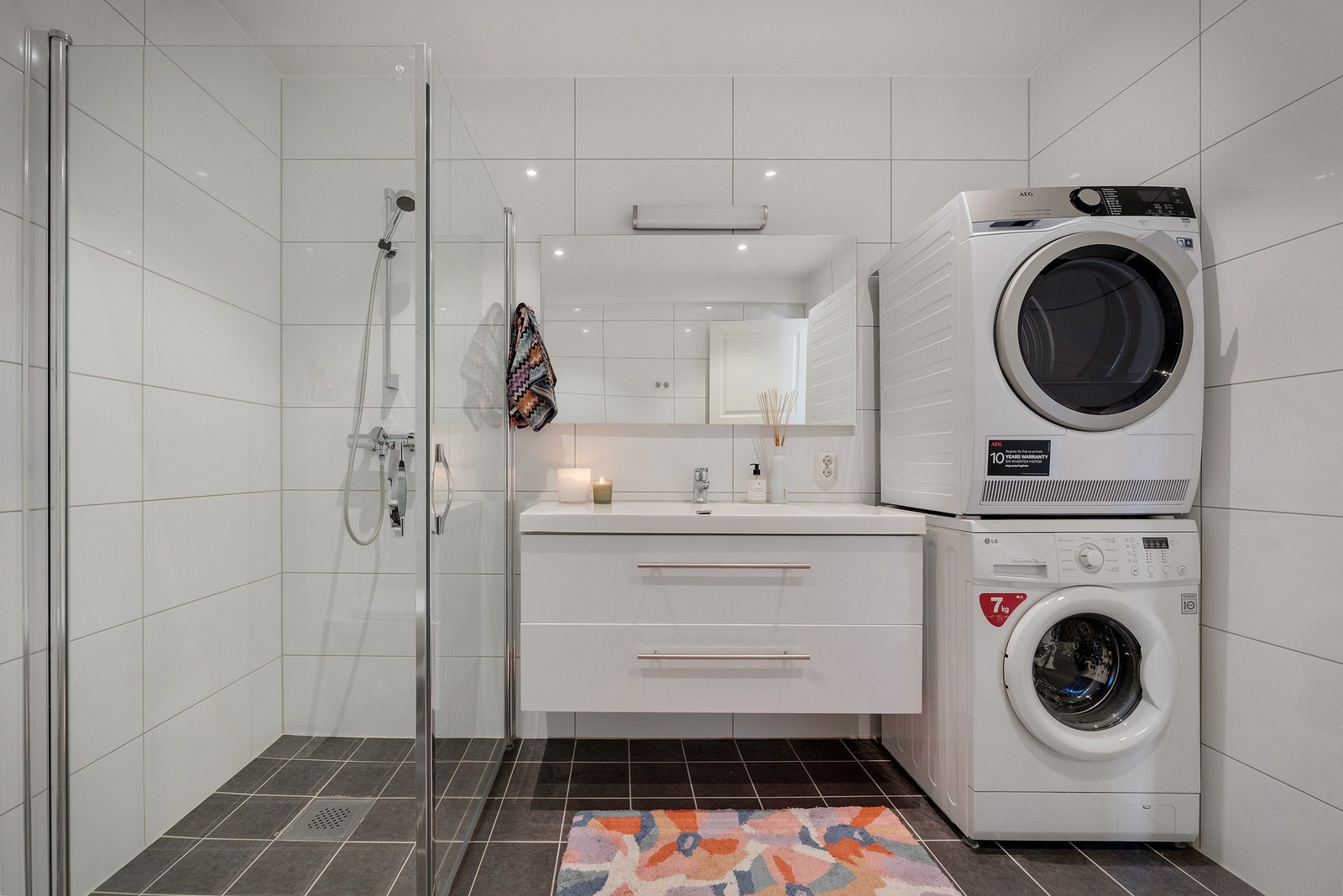 Det er helfliset med 60x30 fliser på vegger og 20x20 på gulv. Galleribilde