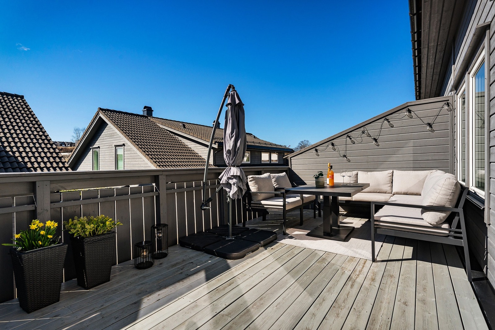 Fra stuen kommer man ut på terrassen. Solen treffer eiendommen fra ca. 09 til 20:30 Galleribilde
