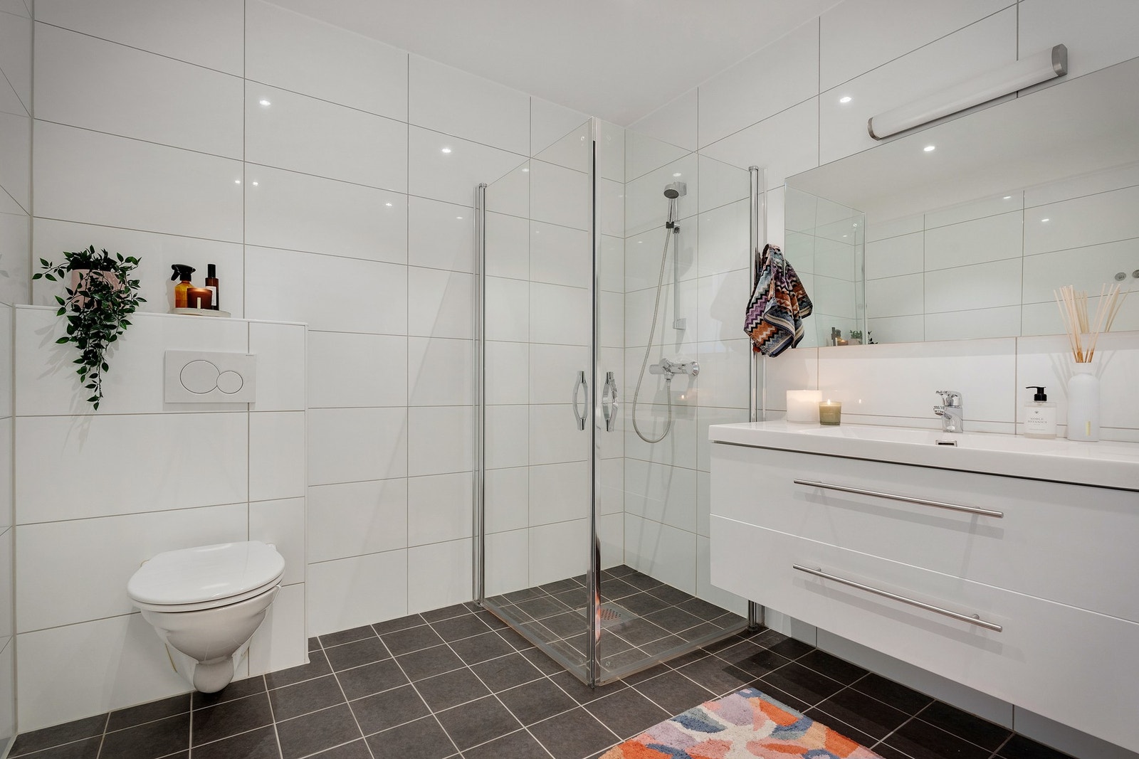 Badet er på ca. 7kvm og har varmekabler. Galleribilde