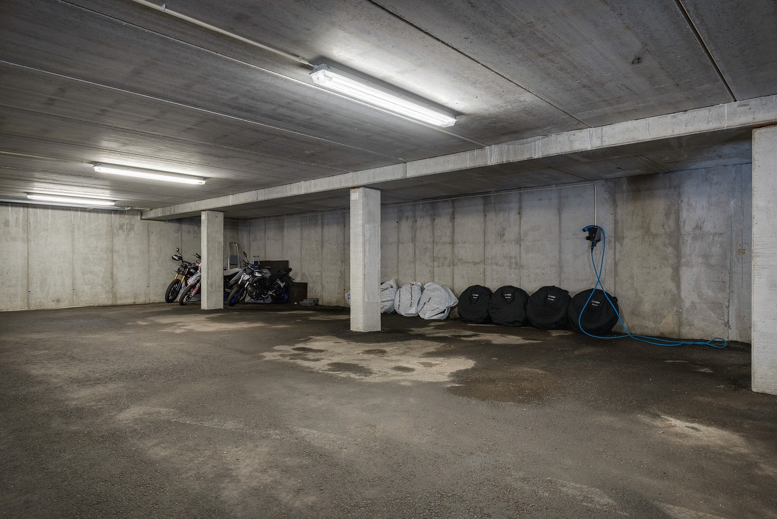Det er 2 faste parkeringsplasser i garasje medfølgende huset, Her er det en elbil lader Galleribilde