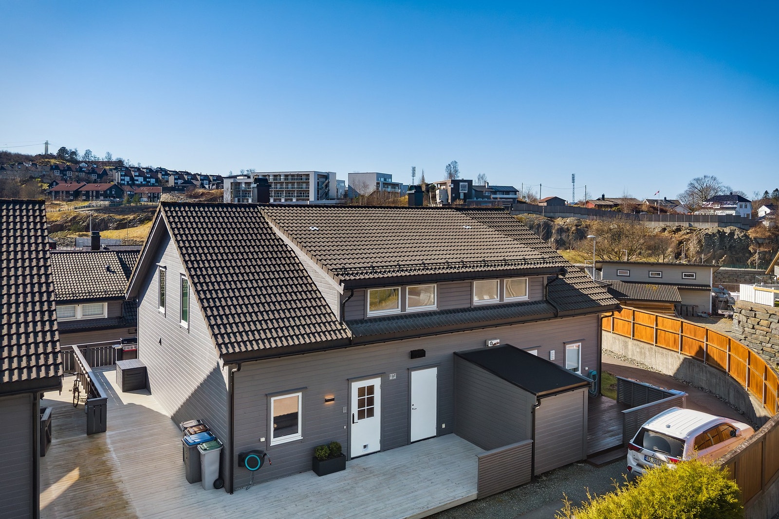 Velkommen til denne nydelige familieboligen i populære Rådalslien! Galleribilde