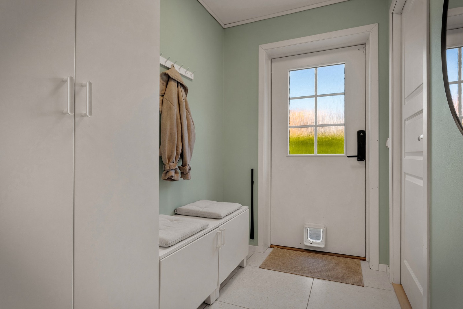 Gangen er romslig og har plass til en god garderobeløsning. inn til høyre på bilde har man soverom. Dette bruker selgerne i dag som lagringsplass. Galleribilde