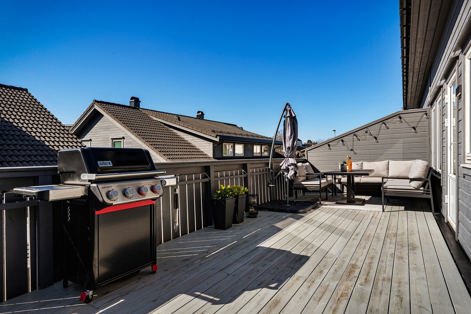 Det er 78kvm terrasse som strekker seg rundt hele delen av huset. Her flytter man seg etter solen fra morgen til kveld. Galleribilde