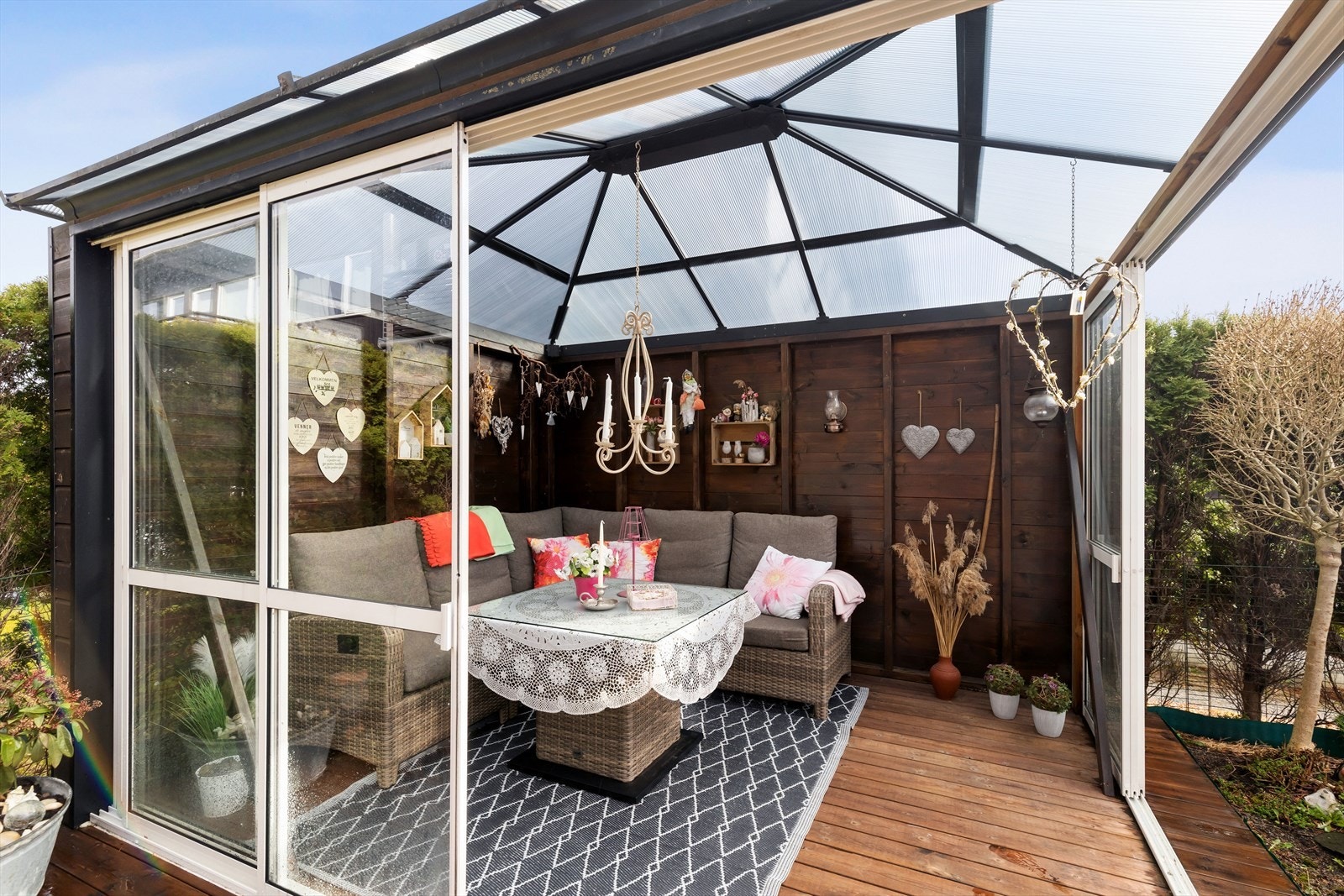 Dørene kan skyves helt til siden på dager man vil slippe solen inn Galleribilde