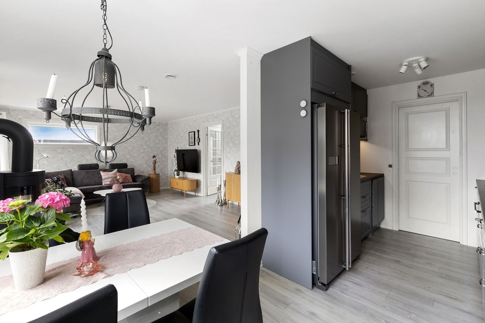 Tilkomst til vaskerom/bi-inngang fra kjøkkenet Galleribilde