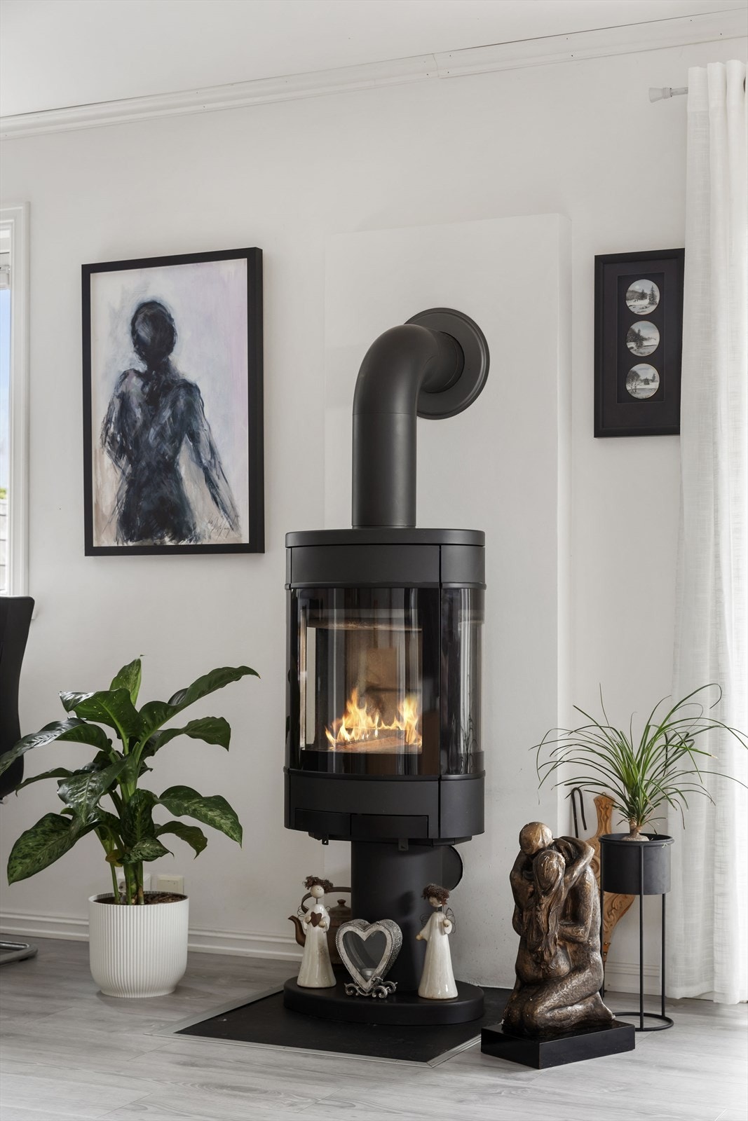 Herlig vedovn gir stuen skaper en lun og trivelig atmosfære Galleribilde