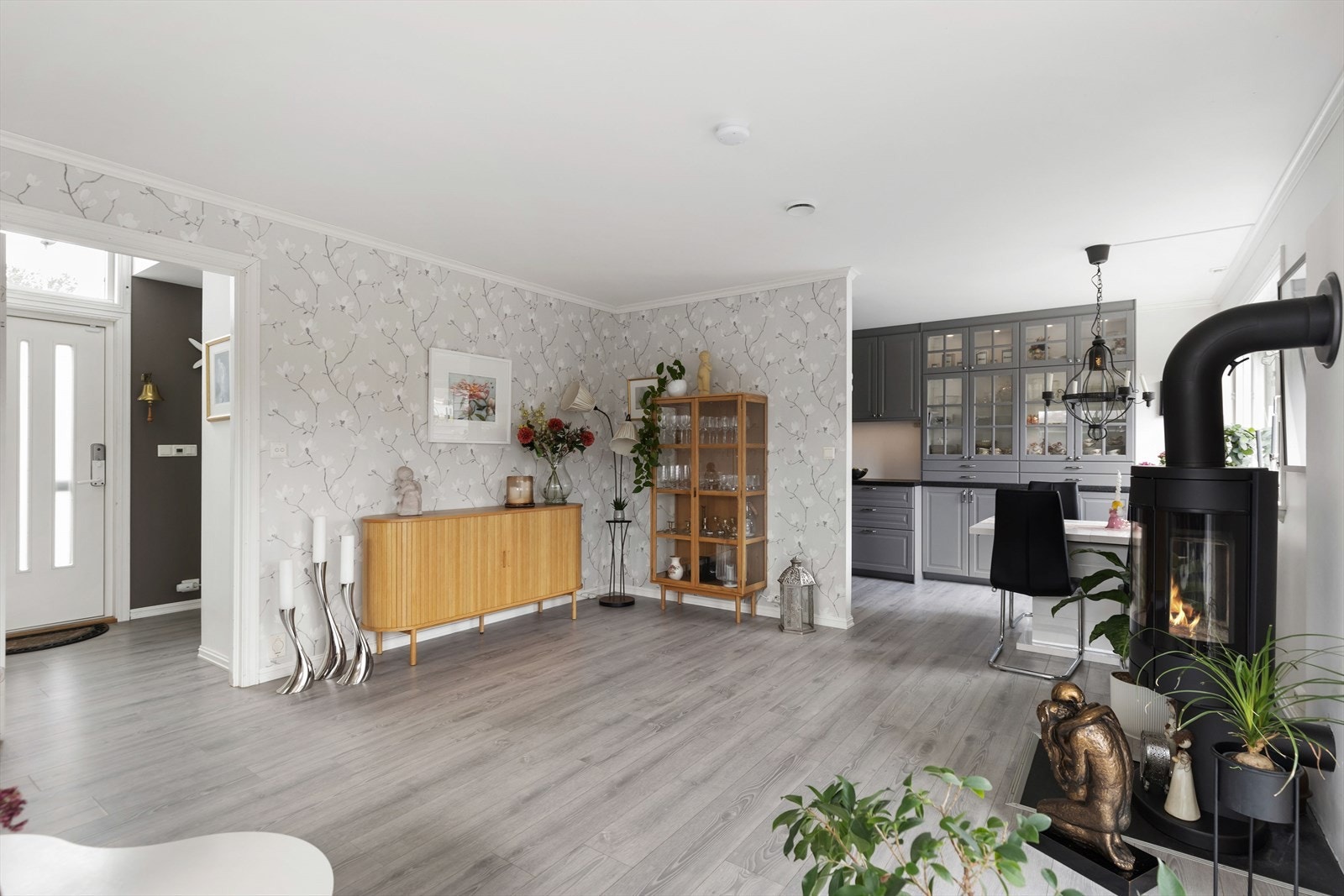 God plass til større spisebod for større anledninger i tillegg til spisebord ved kjøkkenet for hverdagsmåltidene. Galleribilde