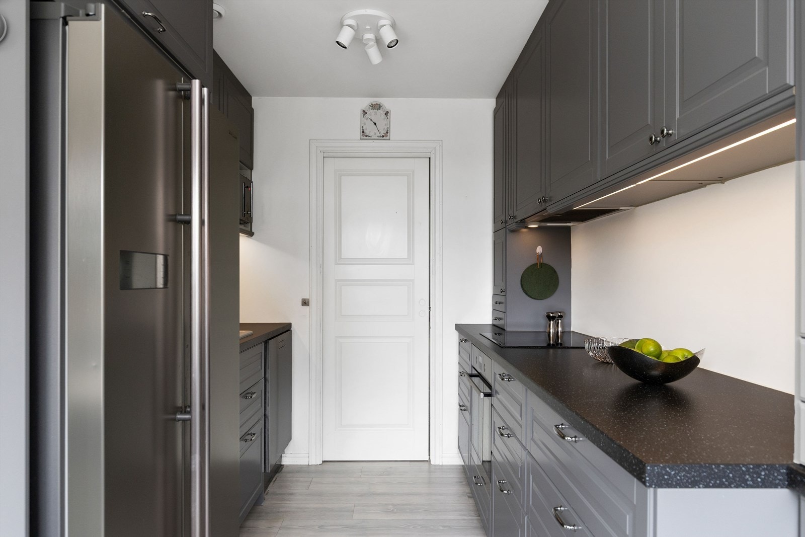 Godt med arbeidsplass på kjøkenbenken Galleribilde