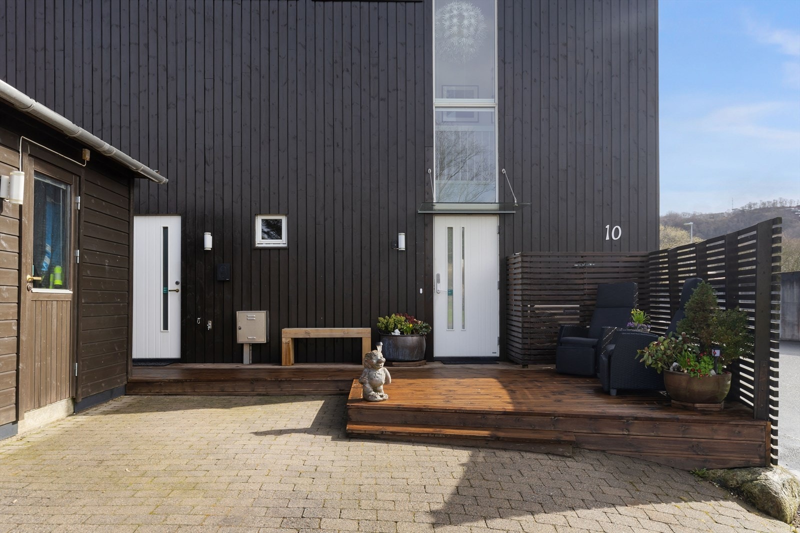 Delvis isolert sportsbod, samt en redskapsbod Galleribilde