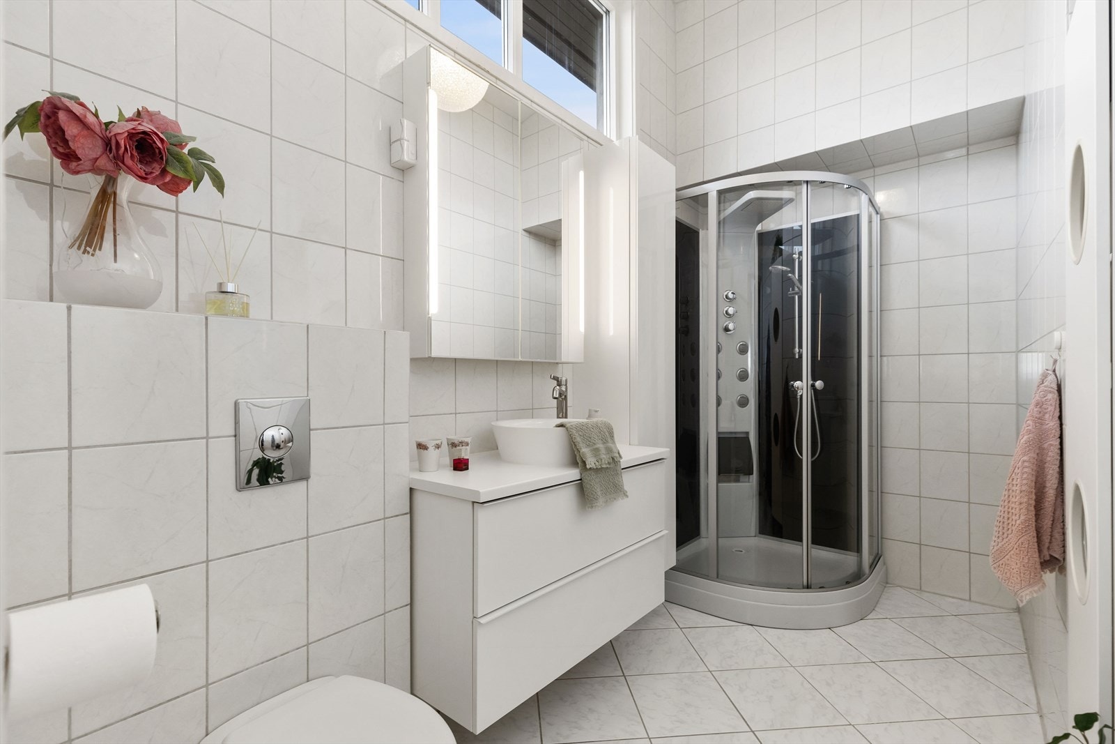 Fliser på både gulv og vegger, samt varmekabler i gulvet. Galleribilde