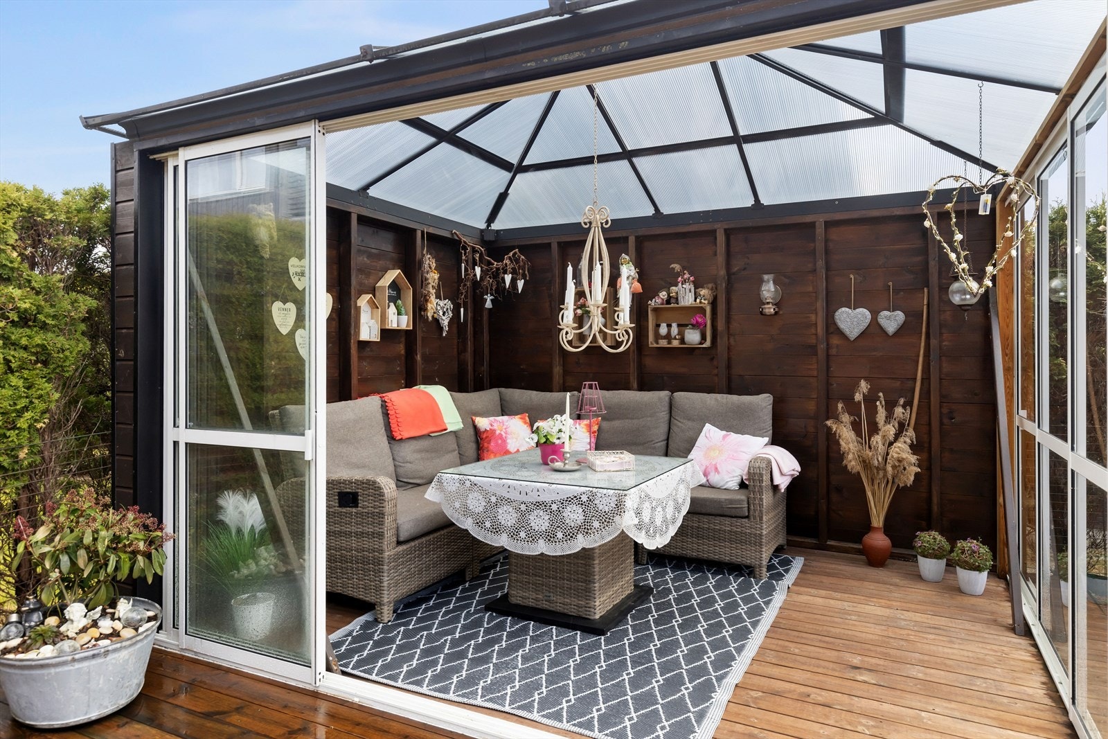 Trivelig hagestue gjør uteområdet anvendelig hele året Galleribilde