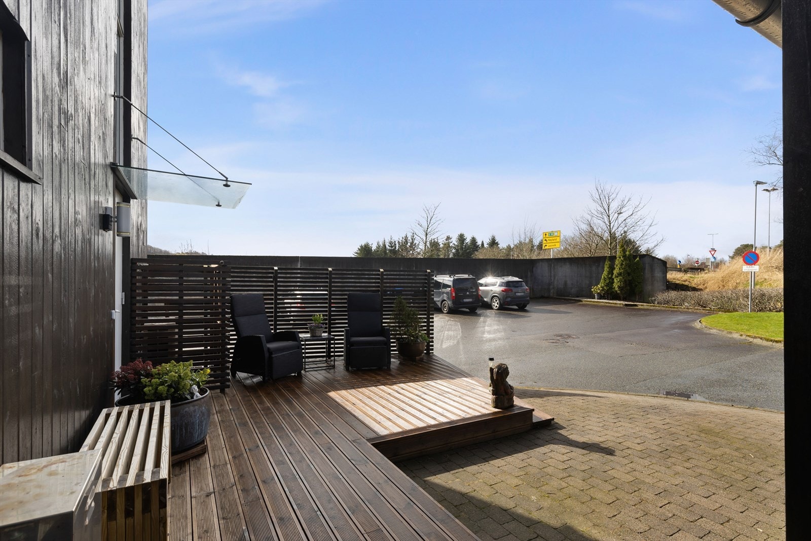 Terrasse på fremsiden med gode solforhold til sent på kveld. Galleribilde