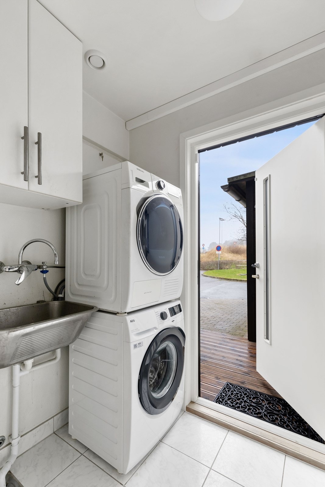 Bi-inngang/vaskerom med fliser på gulvet Galleribilde