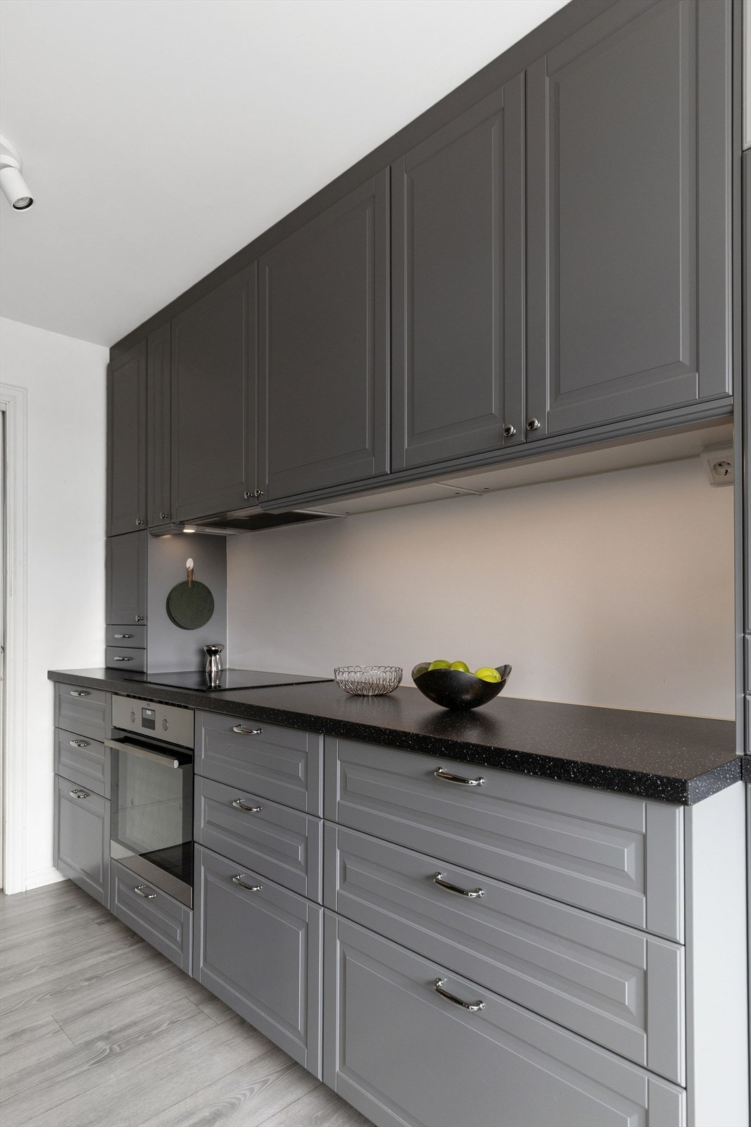 Fine detaljer som lys under overskapene samt belysning i glasskapene. Galleribilde