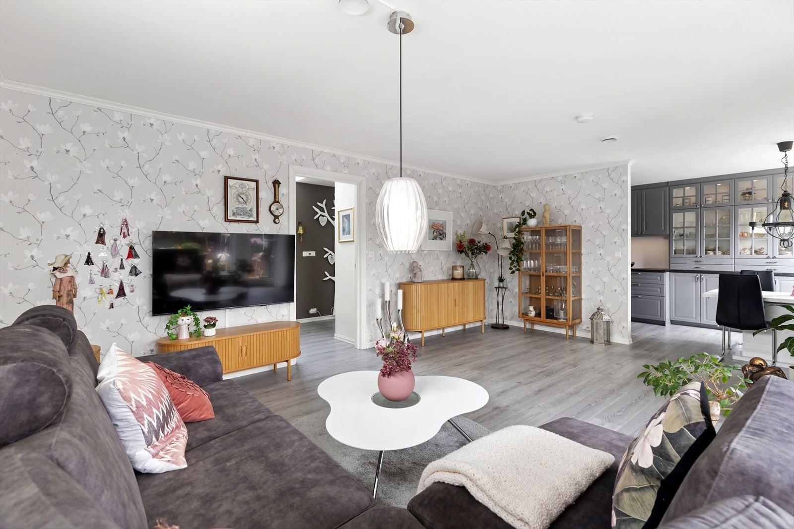 Kjøkkenet ligger fint adskilt fra stuen Galleribilde