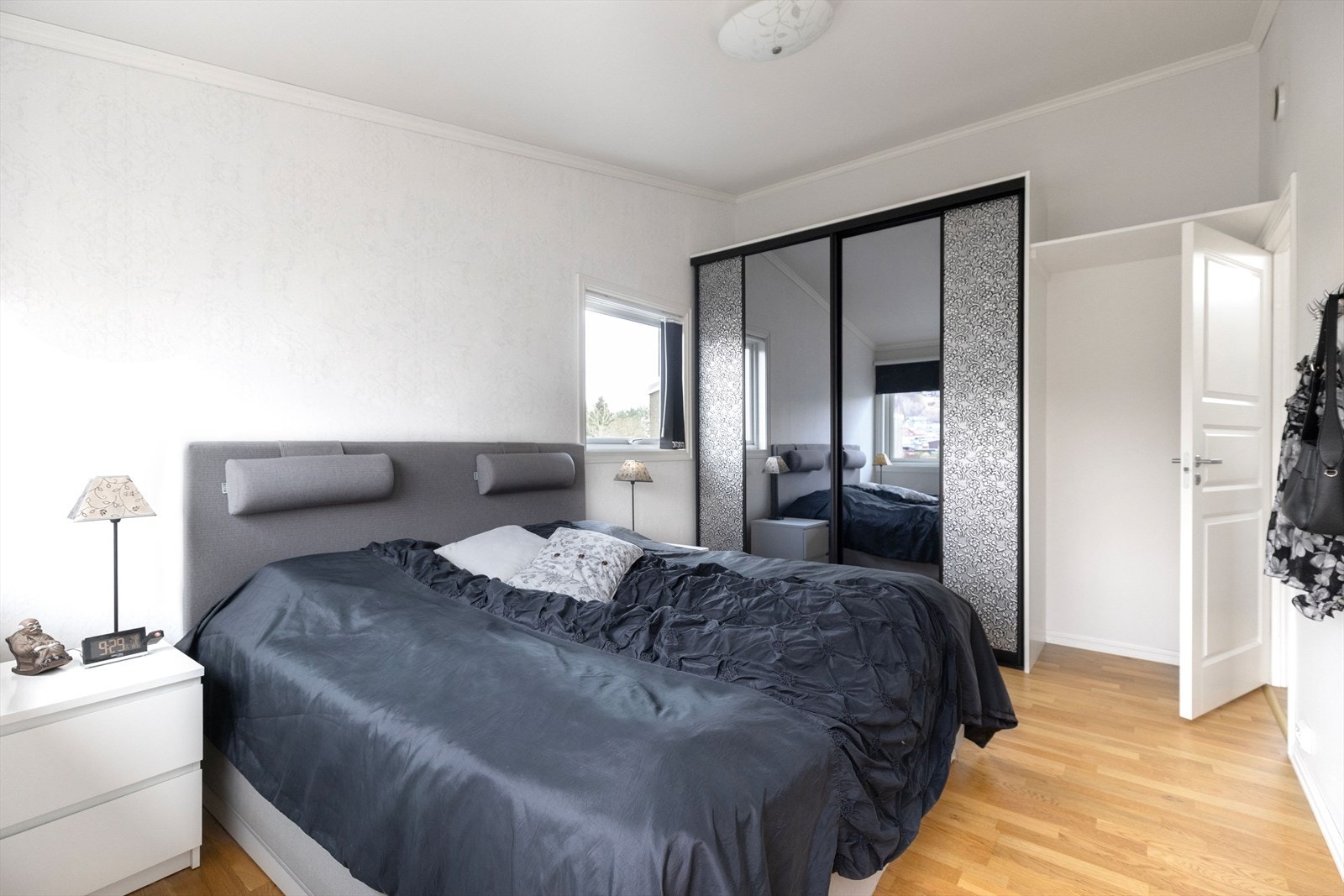 Hovedsoverommet har dobbel garderobeløsning og oppbevaringsplass på hylle. Galleribilde