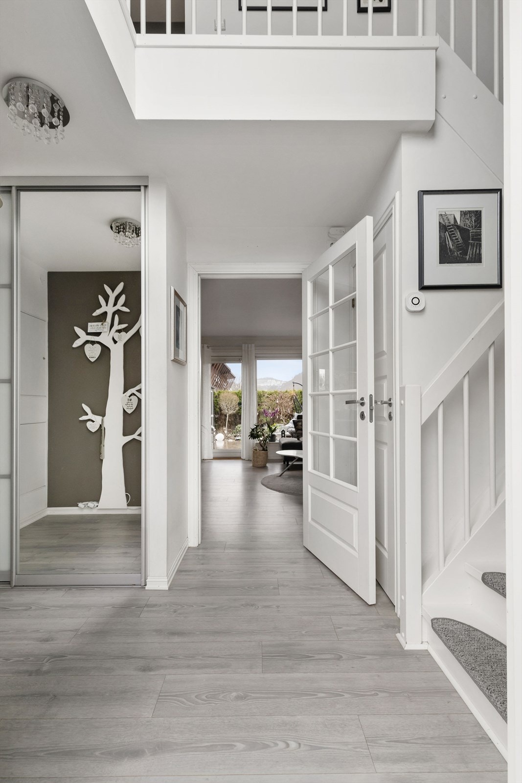 Lys og innbydende gang med garderobeskap for oppbevaring av yttertøy Galleribilde