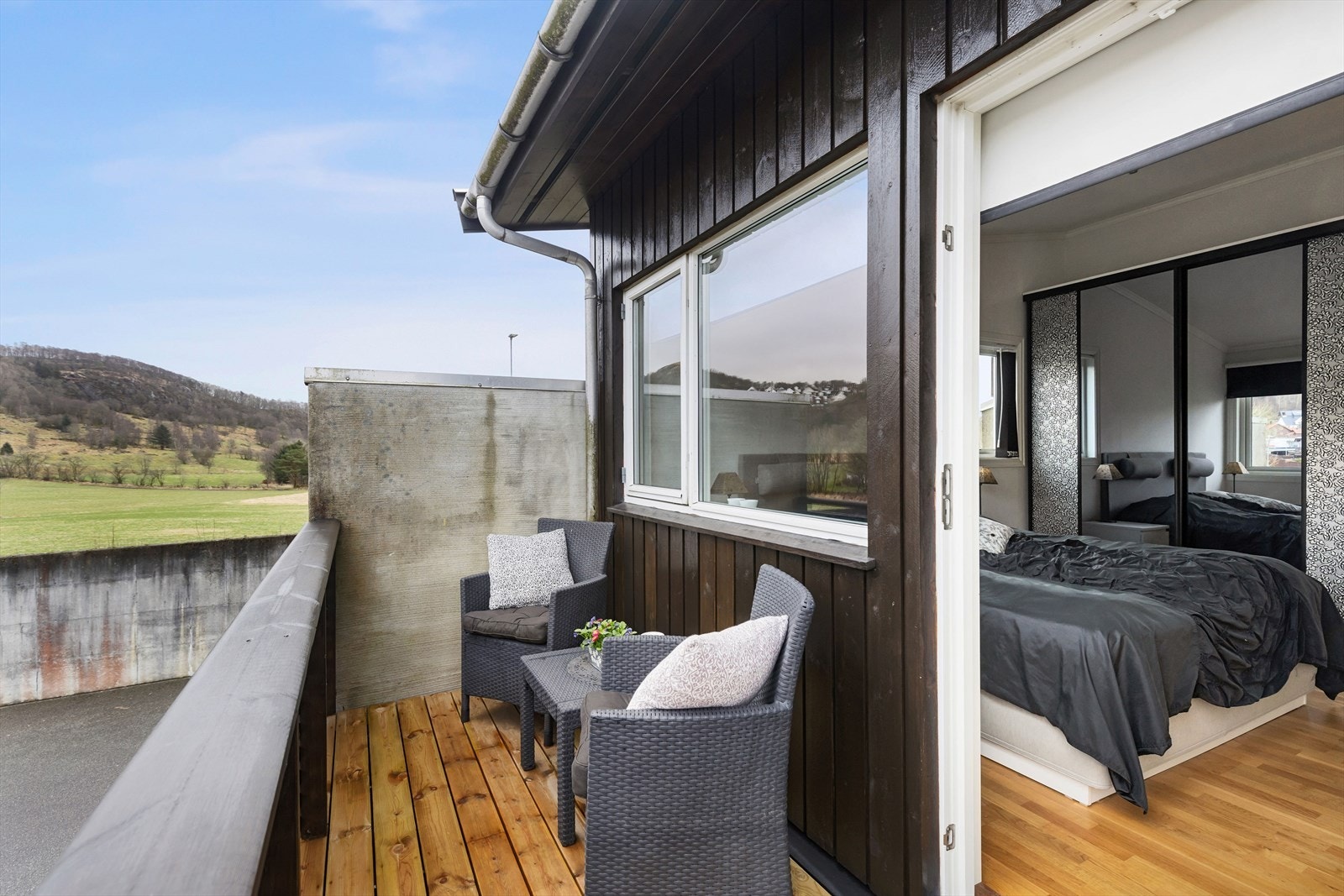 Her kan kaffen nytes i morgensola Galleribilde