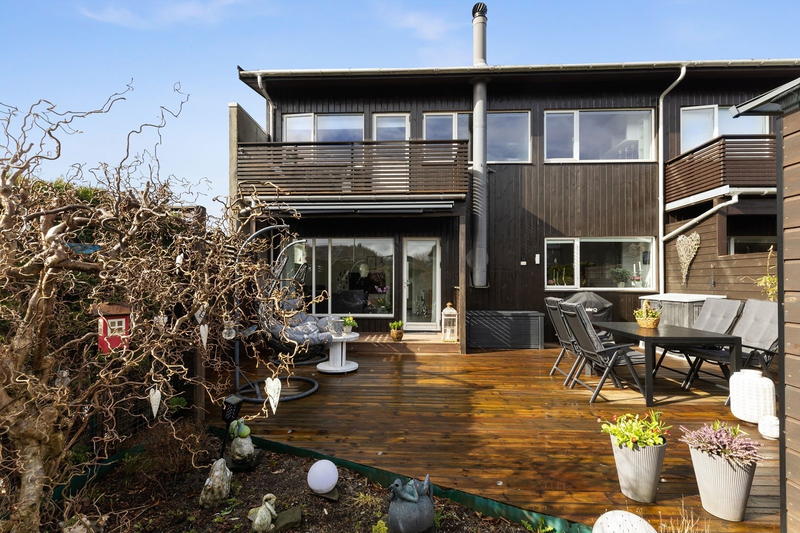 Fin kombinasjon av terrasse og beplantning. Galleribilde