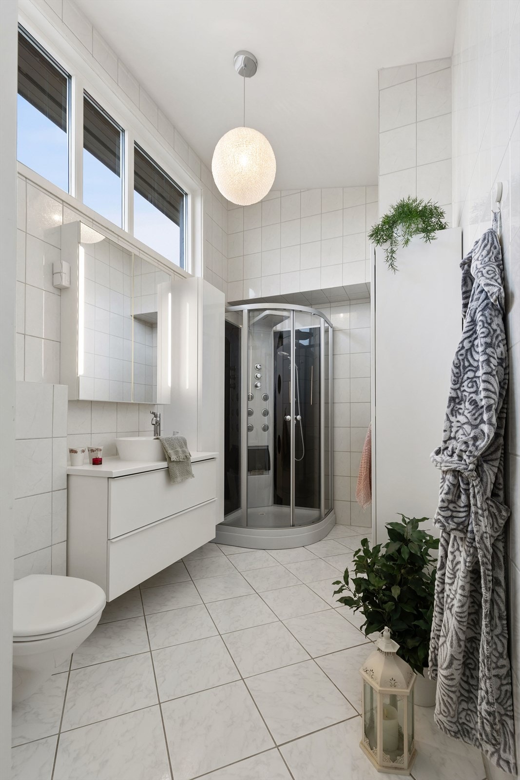 Lekkert bad med ekstra takhøyde. Vinduene gir godt med lysinnslipp Galleribilde