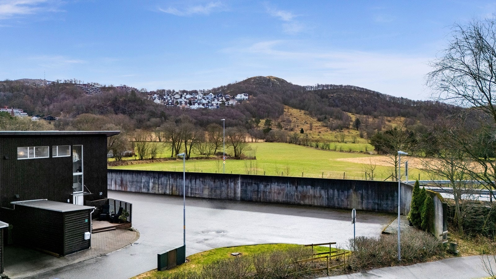 Boligen har fin sikt til friareal og gode parkeringsmuligheter Galleribilde