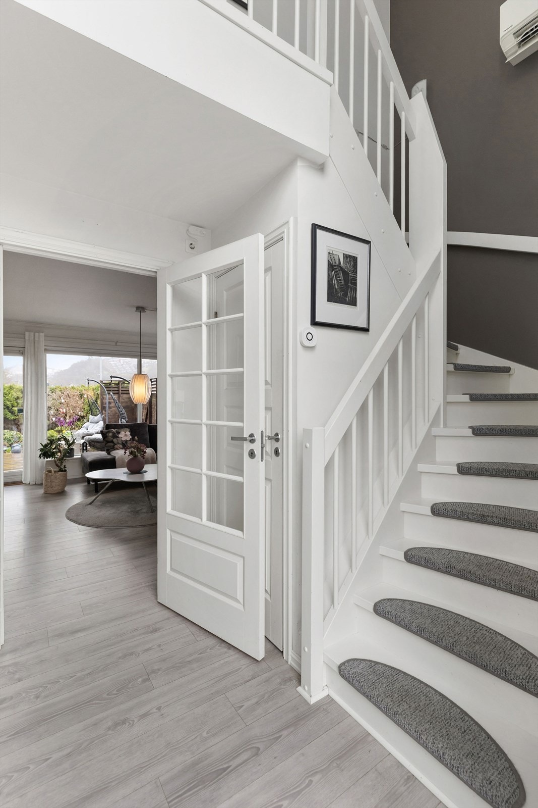 Praktisk bod under trapp og tilkomst til gjestetoalett fra gangen. Galleribilde