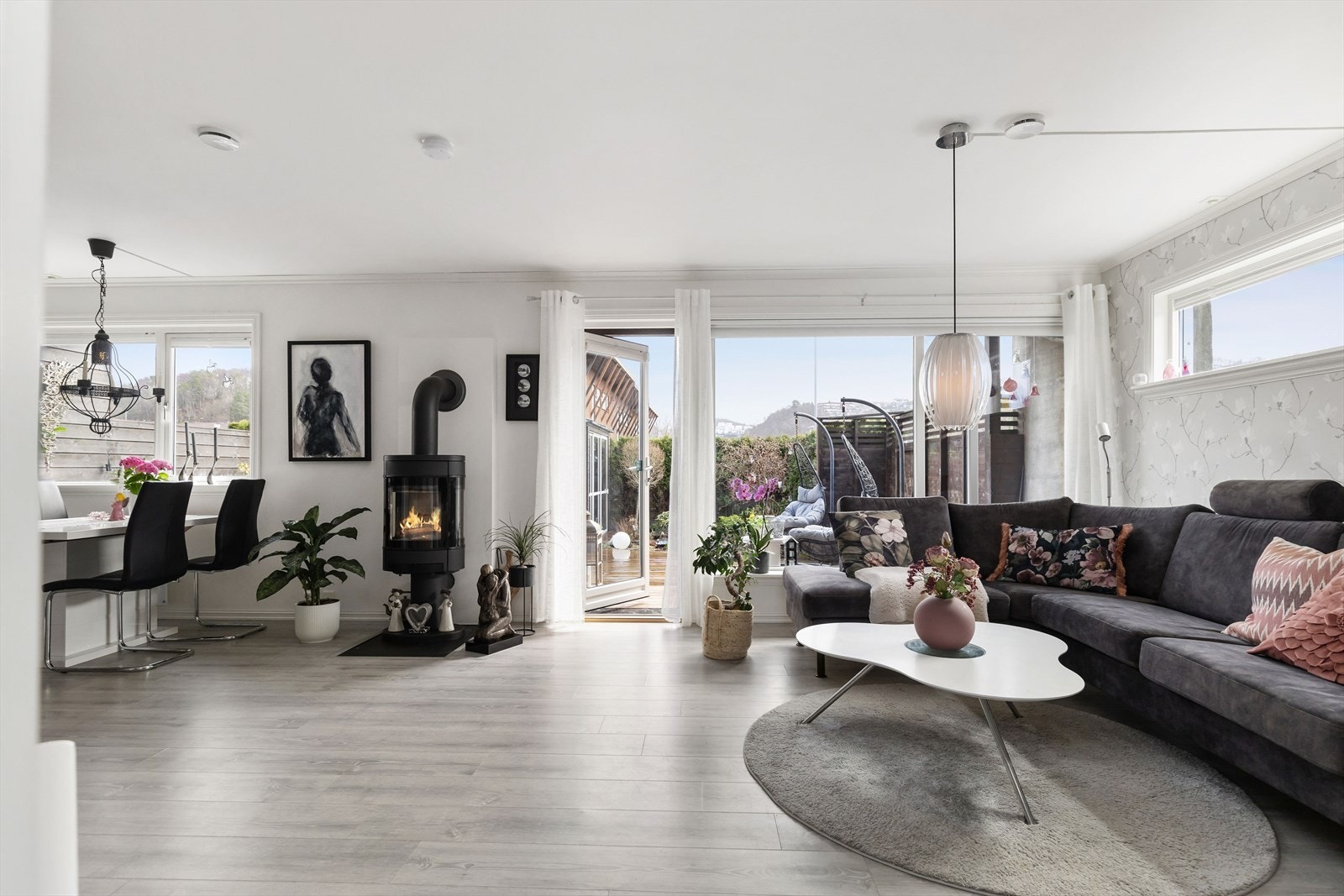 Luftig stue med godt lysinnslipp. Galleribilde