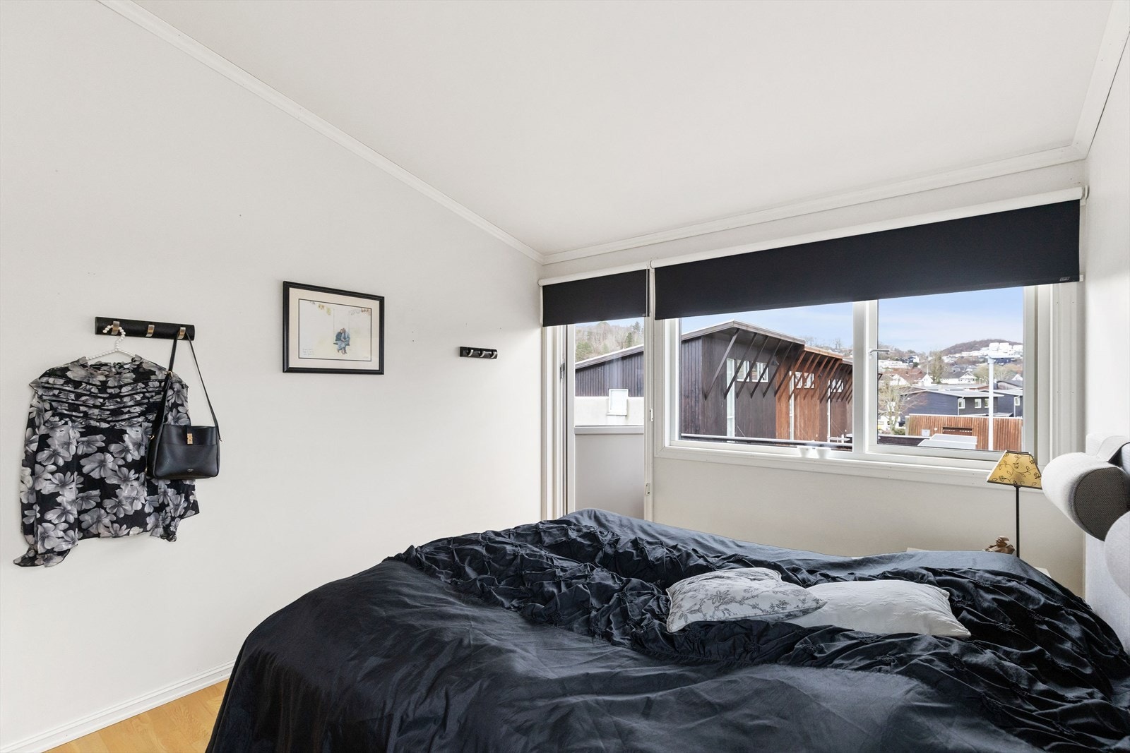 Utgang til en trivelig balkong fra soverommet Galleribilde