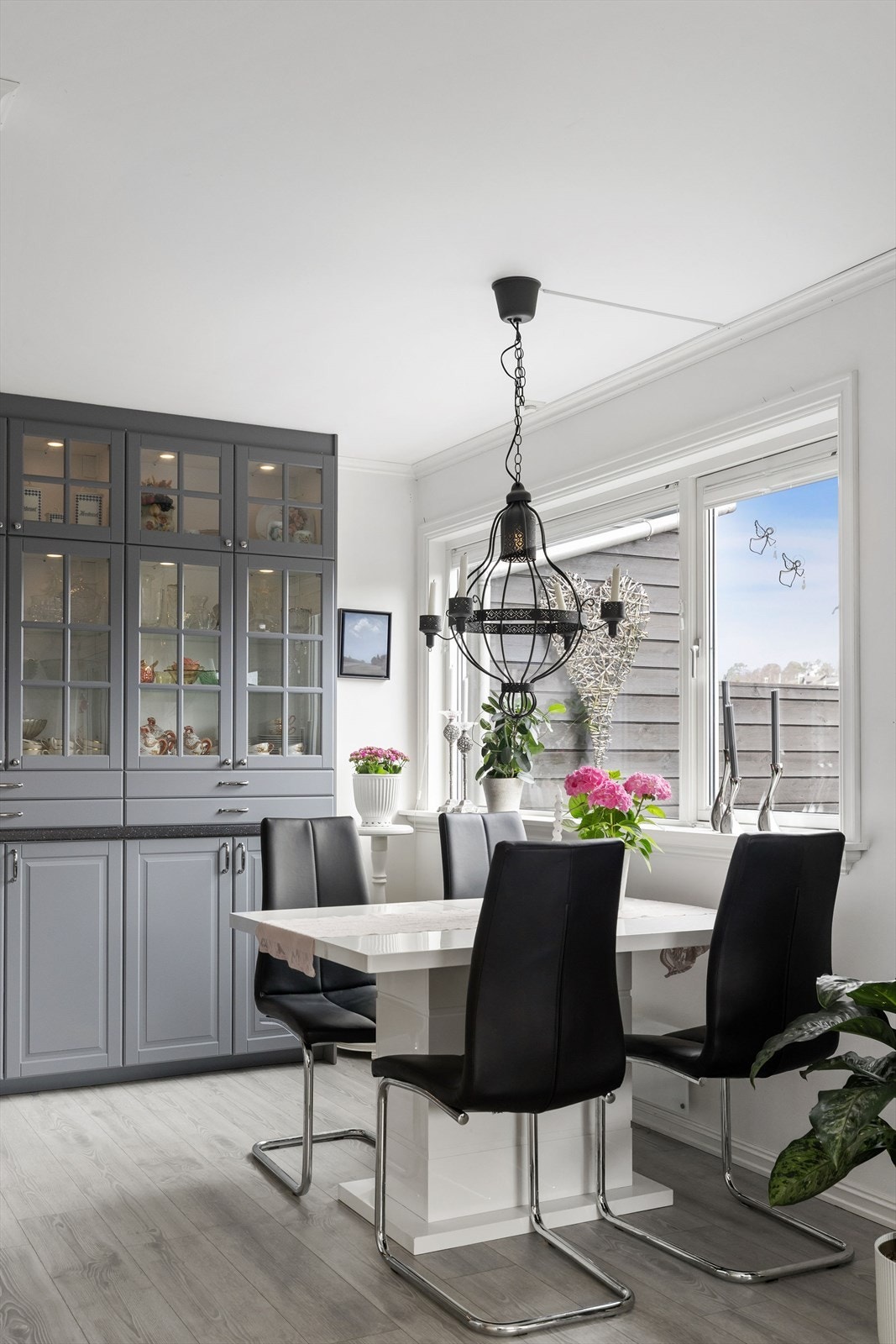 Kjøkkeninnredning med mye skapplass Galleribilde