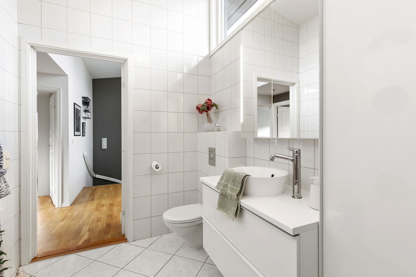 Badet er innredet med vask i skuffeseksjon, wc, speilskap med innfelt, lys samt dusjkabinett. Galleribilde