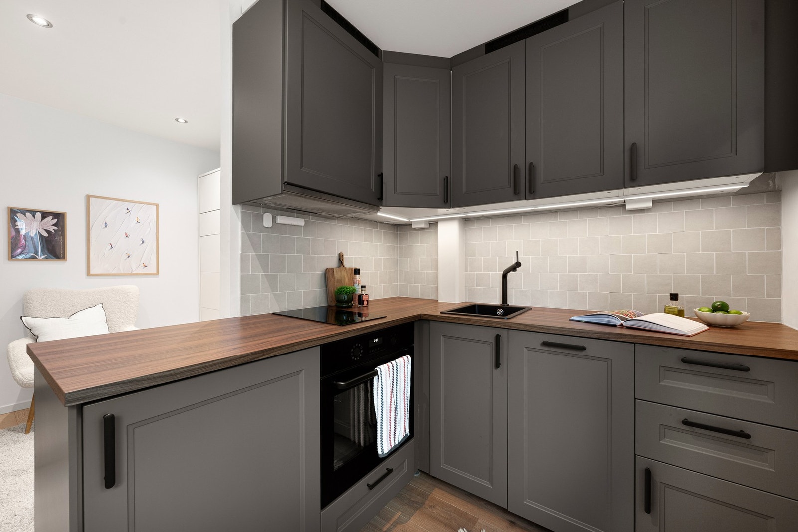 Kjøkken med skapplass og praktiske arbeidsflater. Galleribilde