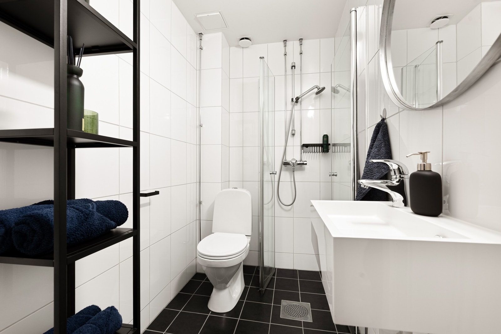 Flislagt gulv med gulvvarme og flislagte vegger. Galleribilde