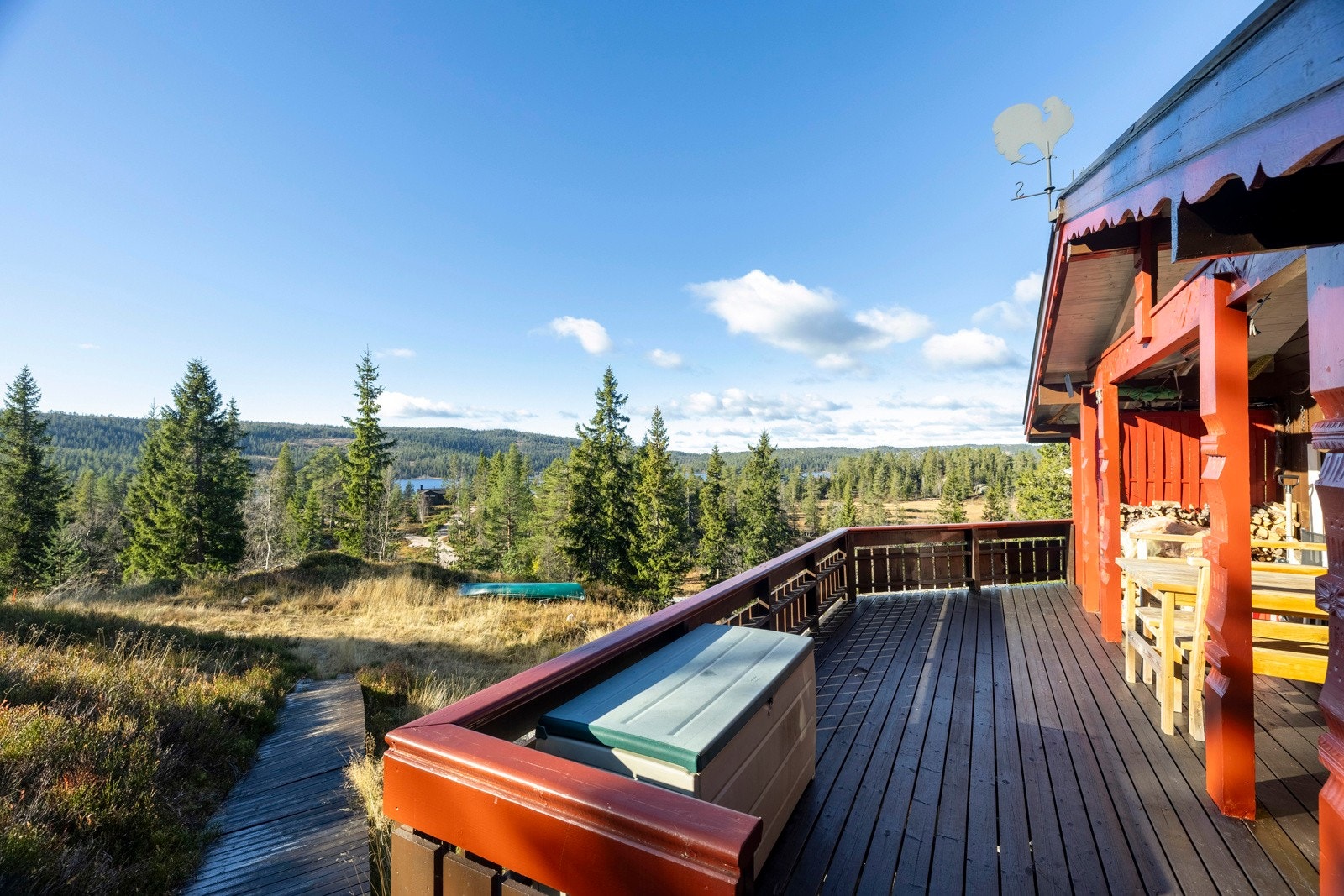 Sommerstid finnes det et bredt spekter av turmuligheter, fra lette ettermiddagsturer til lengre toppturer i området. Galleribilde